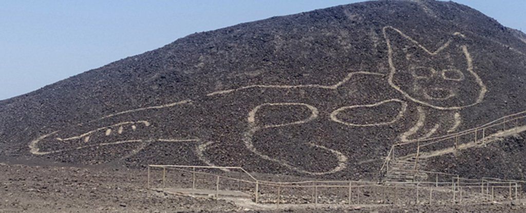 scientists uncover gorgeous 2 000 year old etching of a giant cat in nazca desert nazca lines nazca ancient