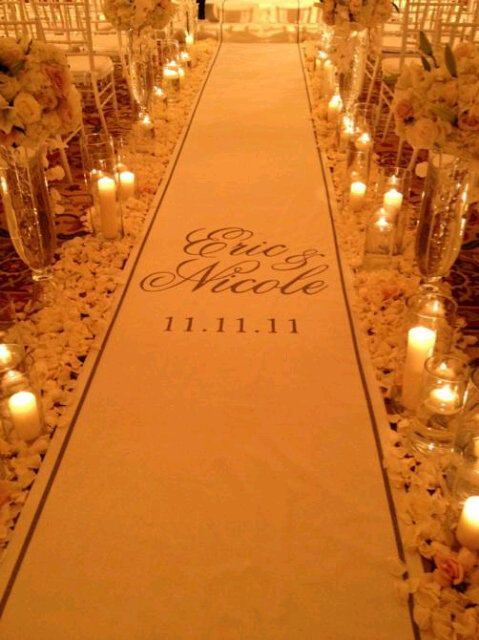 ♥♥♥ INSPIRAÇÃO: Decorações de casamento usando velas Já falamos aqui no blog de como decorar o casamentos com diversos tipos de flores, como as peônias ou os girassóis. Falamos também de como decora... http://www.casareumbarato.com.br/inspiracao-decoracoes-de-casamento-usando-velas/ Wedding Ceremony Ideas, Wedding Aisle, Ceremony Decorations, Wedding Bells, Wedding Inspo, Wedding Events, Our Wedding, Wedding Flowers, Dream Wedding