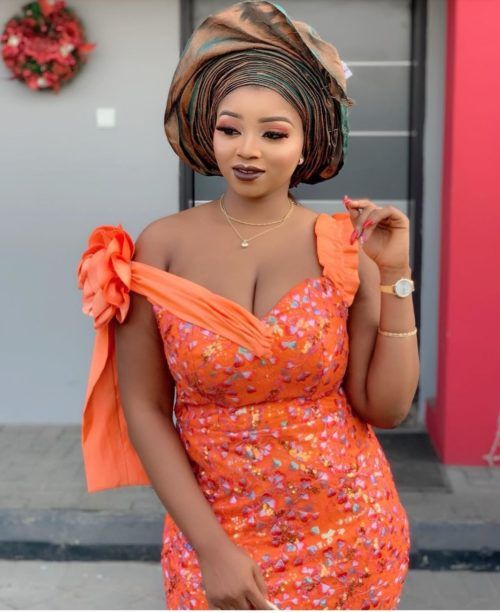 African Lace Dresses, African Dresses For Women, African Fashion Dresses, African Clothes, Lace Gown Styles, Lace Gowns, Aso Ebi Dresses, Africa Wedding, Beautiful Ankara Styles