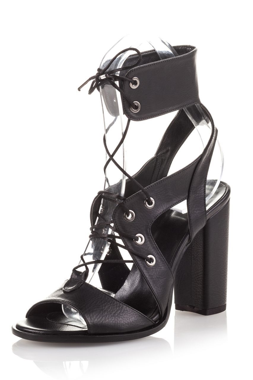 Shoes And Fashion Panosundaki Pin