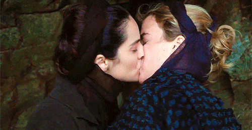 Lesbians Hot Kiss On Bed Lesbians Hot Kiss On Bed