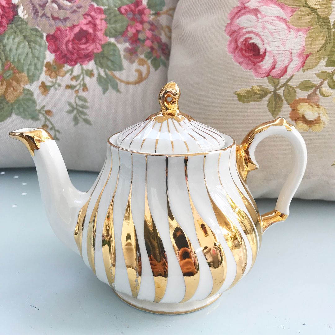 Vintage Gold Spiral Teapot by Sadler. Made in England #teapots #sadlerteapot #teapotcollector #sadler Chocolate Pots, Chocolate Coffee, Pink Cottage, Sadler, 7 H, Stoke On Trent, How To Make Tea, Teapots