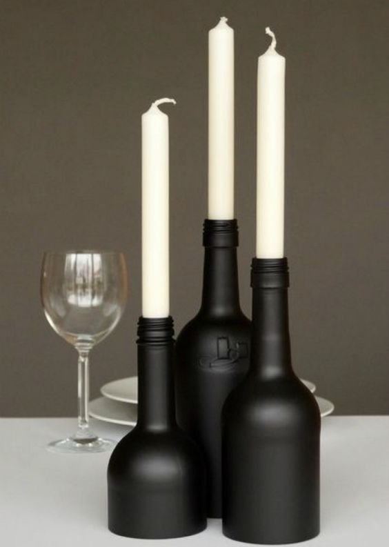 12 Hermosas Ideas De Centros De Mesa Que Podrás Hacer Tu Misma. | Manualidades eli... Old Wine Bottles, Recycled Wine Bottles, Wine Bottle Candles, Bottle Lights, Wine Bottle Candle Holders Diy, Glass Bottle Crafts, Wine Bottle Diy Crafts, Diy With Glass Bottles, Wine Craft