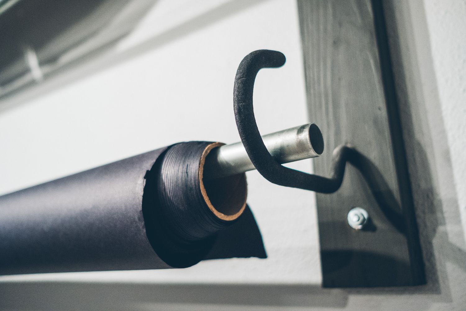 DIY Studio Seamless Paper Hanging System On the Cheap