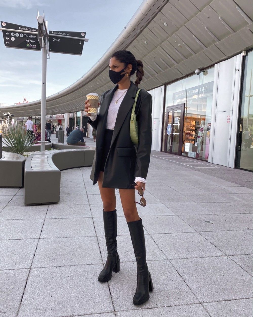 total look cuir / full leather look / leather blazer / blazer en cuir / bottes en simili cuir / faux leather boots / bottes pull and