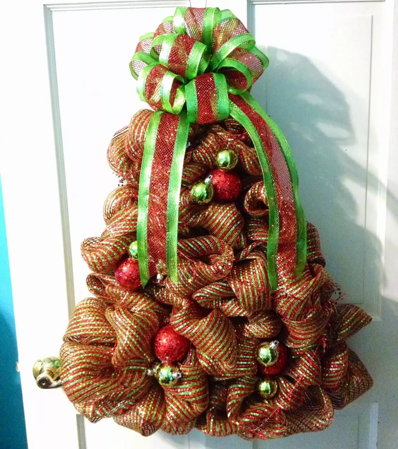 Decorated Christmas doors +16 fun ideas to make…