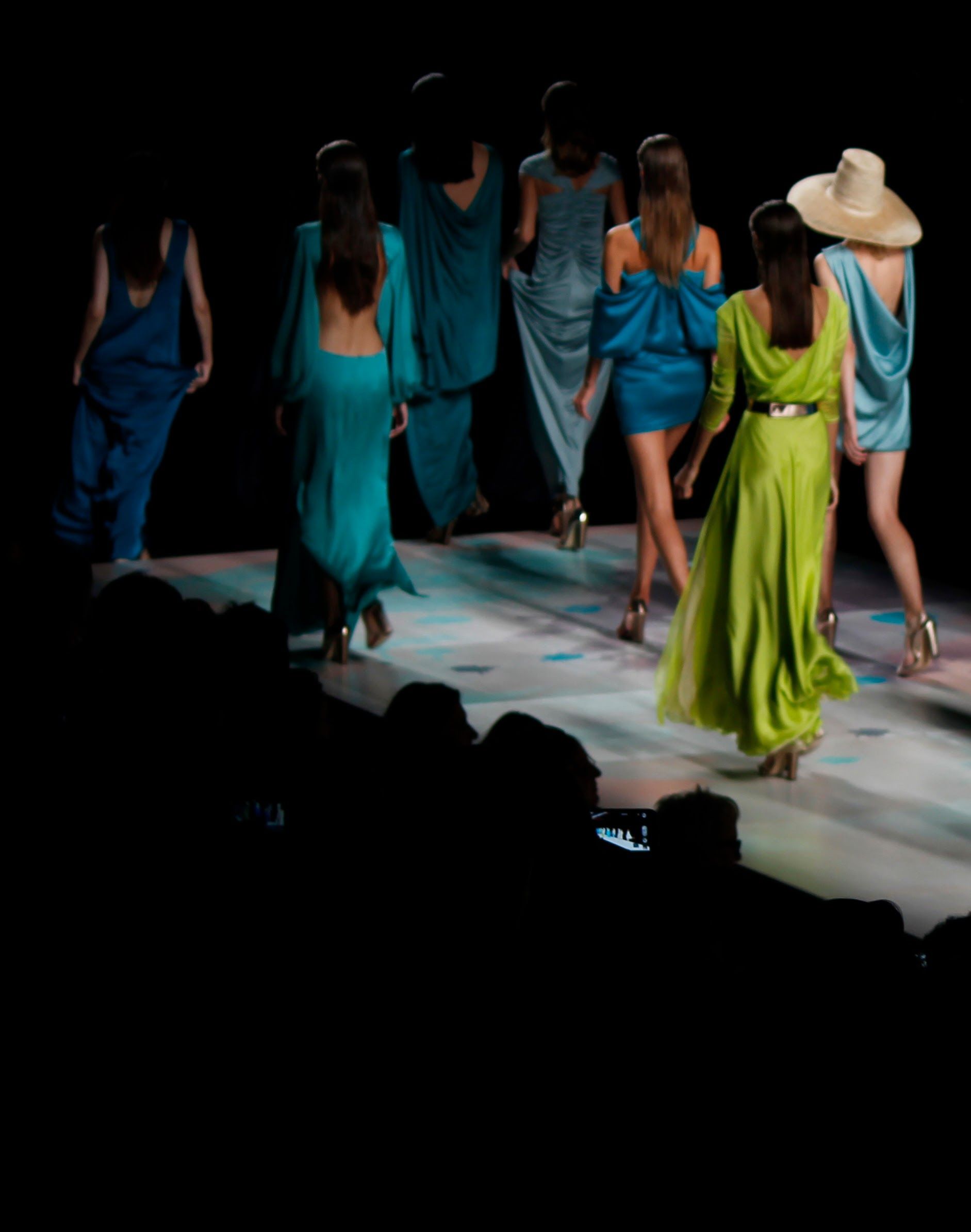 Bombardearte crea para el diseñador Juan Duyos un suelo artístico con los colores de la colección que presentó en la Mercedes Fashion Week 2014. El pavimento, de más de 24 metros de largo y 4 metros de ancho, estaba elaborado con pinturas acrílicas, sobre las que dimos un acabado especial de barniz de resina de poliuretano antideslizante. Mercedes, Acrylic Paintings, Flooring, Resin, Spring Summer, Colors, Artists