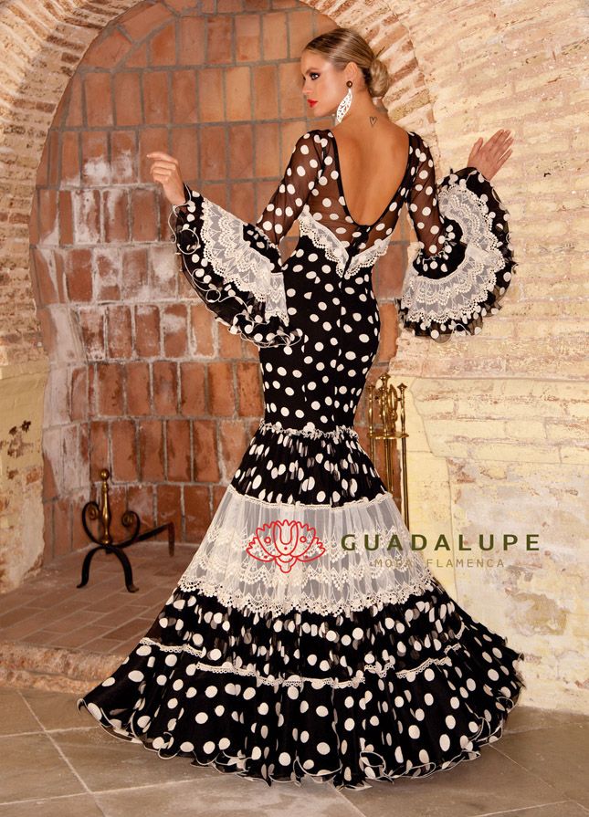 Trajes De Señoratrajes De Flamenco Señora Vestidos De Gitana El Albero Flamenco En 2021 Vestidos De Sevillanas Vestido De Gitana Vestidos De Flamenca