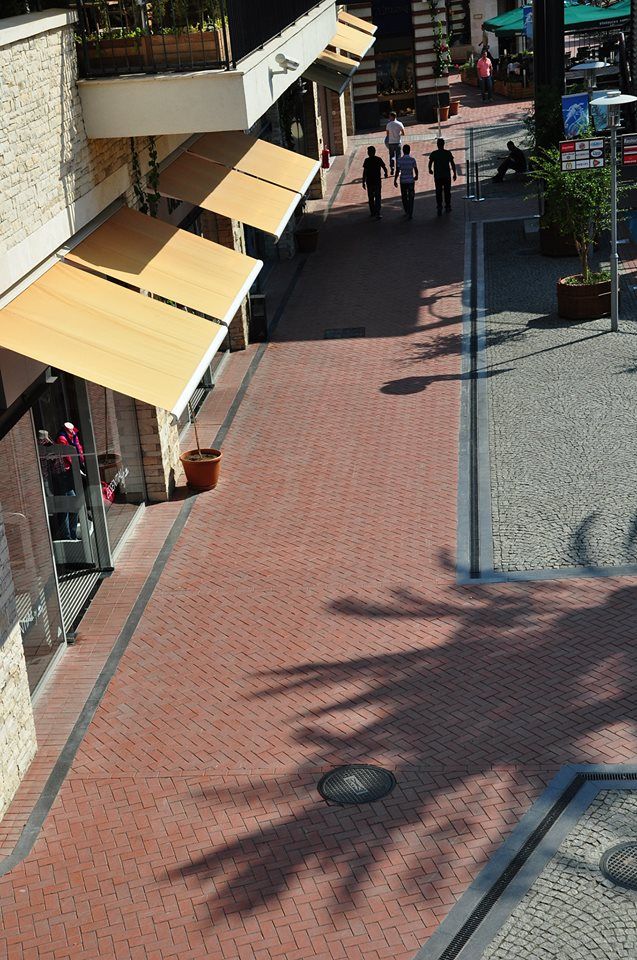 Forum Bornova Alis Veris Merkezinin Zemini Isiklar Insaat Malzemeleri Ile Dosenmistir Izmir Forumbornova Avm Yapi Bina Insaat Bina Atlar Simsek