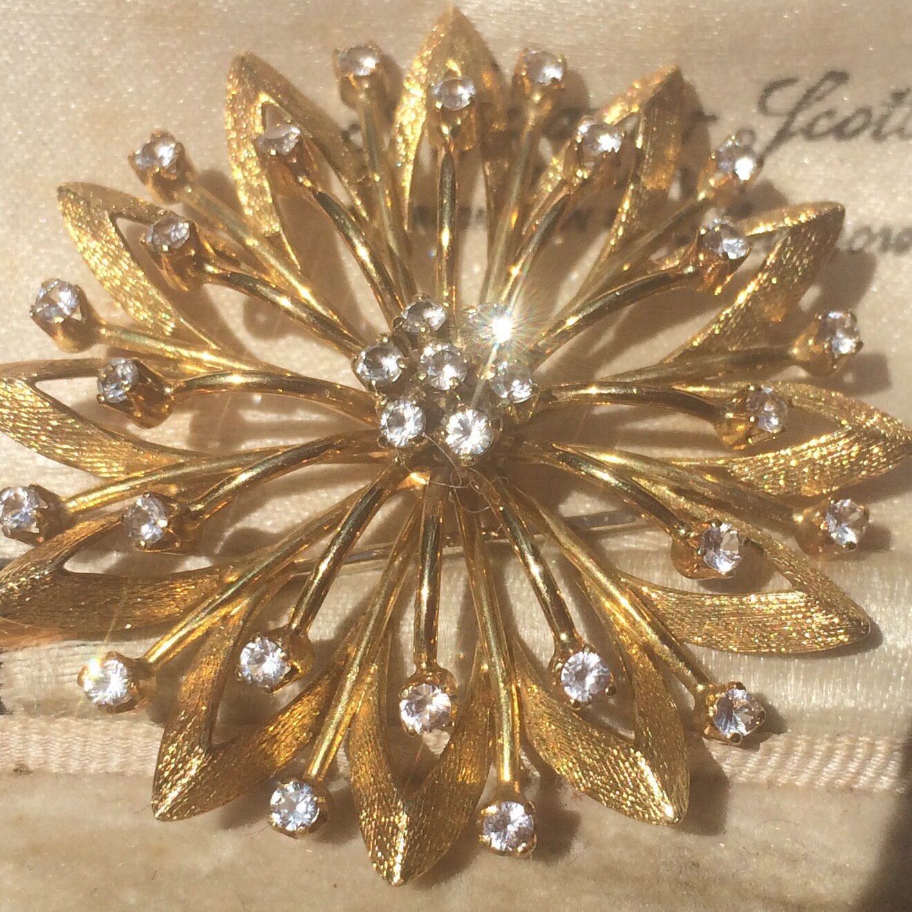 18 Carat Gold Exquisite Brooch Vintage Brooch Gold Vintage