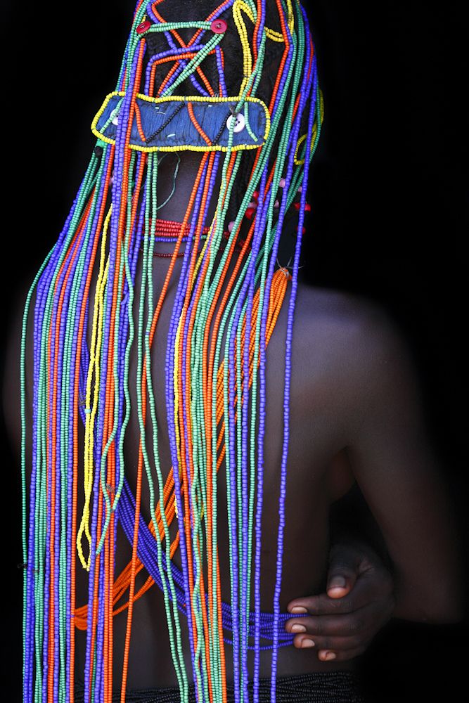 Africa | 'Mumuhuila hairstyle' The Mwila people are an ethnic group living in southern Angola and some of the young girls wear beaded wigs, rich in colour, indicating that they have had their first period but are not yet ready for marriage | © Mario Gerth African Beads, African Jewelry, Tribal Jewelry, African Women, African Fashion, African Art, African Tribes, African People, Ankara Fashion