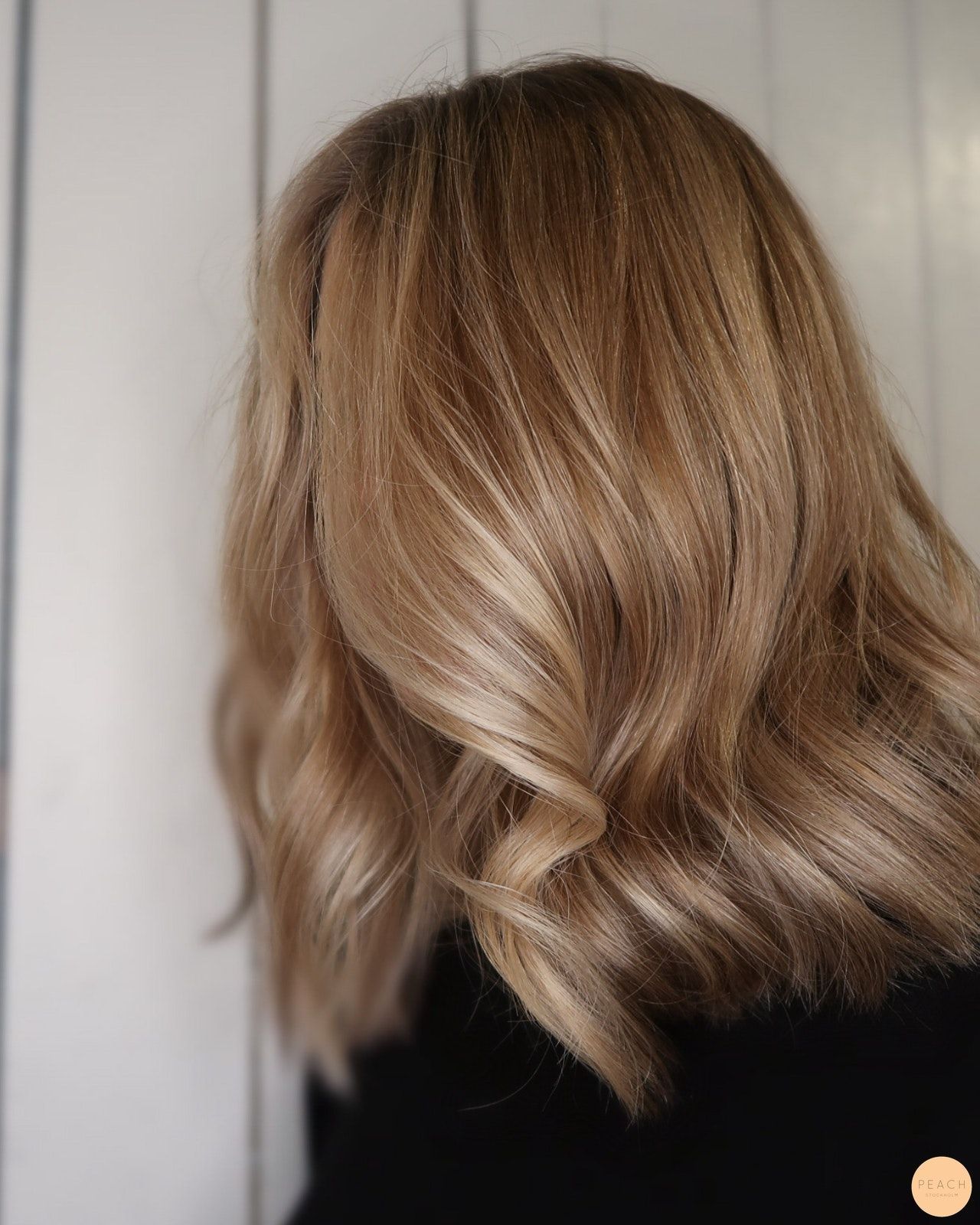 Vi är några Frisörer i StockholmHär kan du läsa allt vi gör pfrisörsalongerna Peach Stockholm. Honey Blonde Hair, Blonde Hair Looks, Blonde Hair Care, Hair Color Balayage, Hair Highlights, Beige Blonde Balayage, Golden Blonde Highlights, Hair Inspo Color, Light Hair