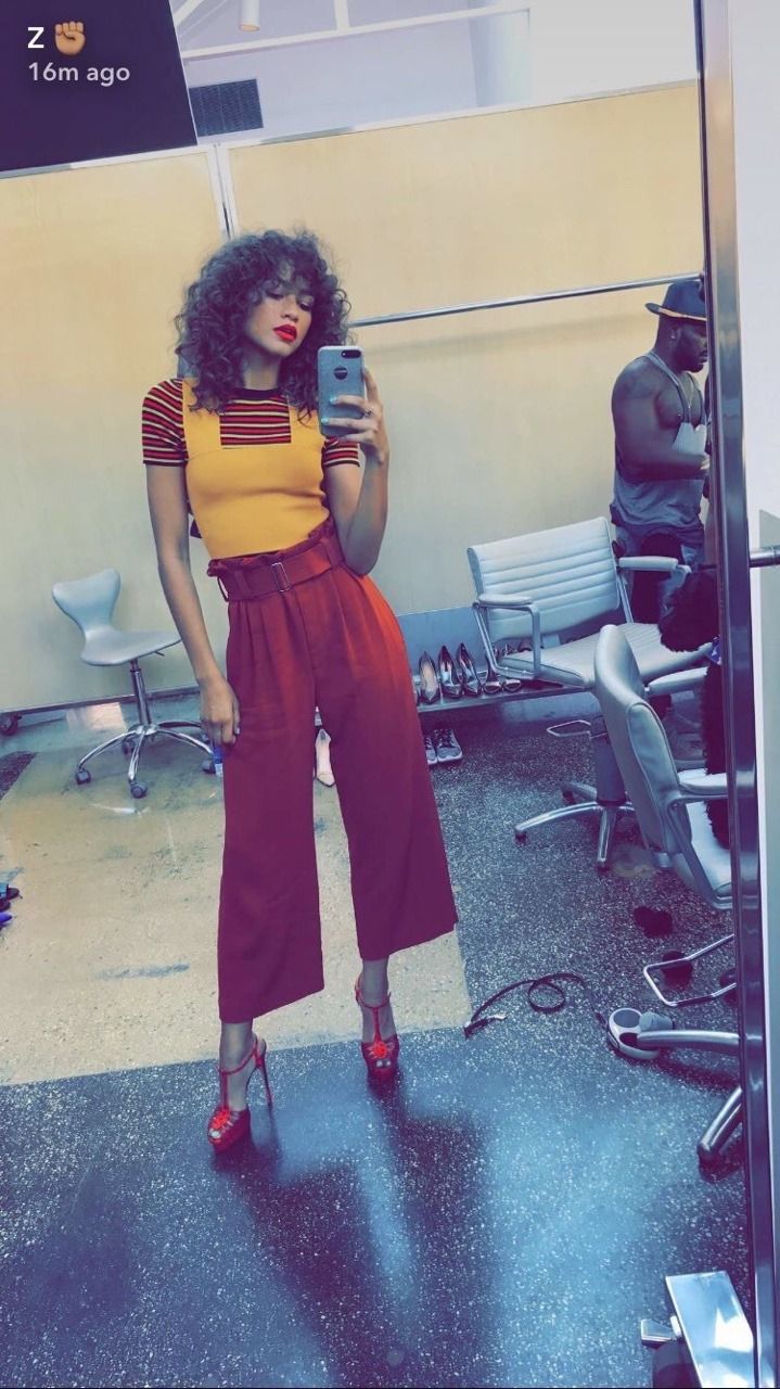 Zendaya Purple Outfit Pappaufsteller lebensgross
