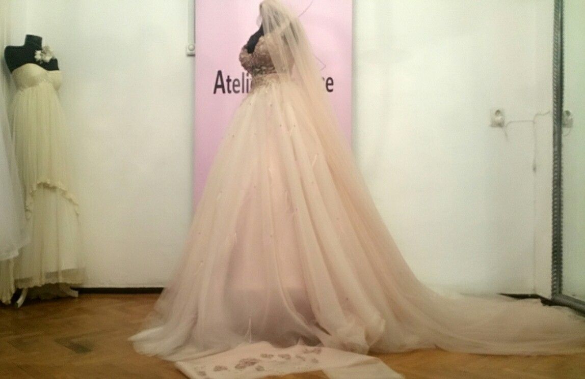 Made to measure - arta de a crea pe gustul tău! Bride of the year! ✂️✂✂Rochie de mireasa unicat 2 în1,cu trena detașabilă by Atelier Beatrice💐💍👰🔝🔝🔝 Roz și yvoire, broderie manuala,cristale si perle pe bust,aplicații de perle și puf pe fustă și trenă ,cordon brodat și eșarfă brodată. Casa de piatra draga noastră Bianca ! Mulțumesc pentru încrederea de a iti face o rochie spectaculoasă ! PRODUSELE pot fi vizualizate în albume dedicate în Atelier Beatrice și Beatrice Italia. Yvoire, Bridal Atelier, Album, Wedding Dresses, Fashion, Bride Dresses, Moda, Bridal Gowns, Fashion Styles