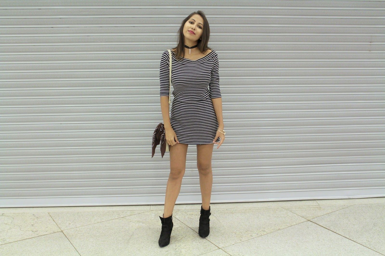 vestido listrado com bota cano curto