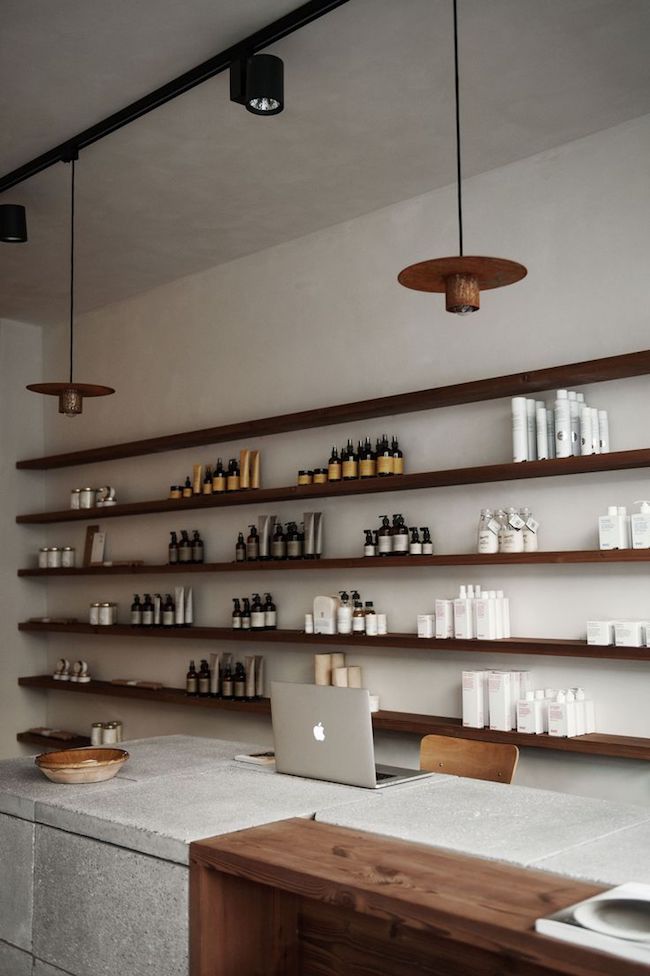 Decoração de salão de beleza: tudo o que você precisa saber Barber Shop Interior, Hair Salon Interior, Hair Salon Decor, Salon Interior Design, Nail Salon, Makeup Salon, Beauty Salon Design, Beauty Salon Decor, Schönheitssalon Design