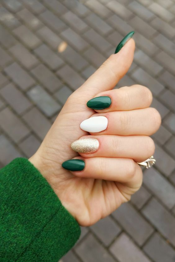 Christmas Manicure, Xmas Nails, Fun Nails, Pretty Nails, Gold Christmas, Gorgeous Christmas, Gold Holiday Nails, Simple Christmas Nails, Christmas Toes