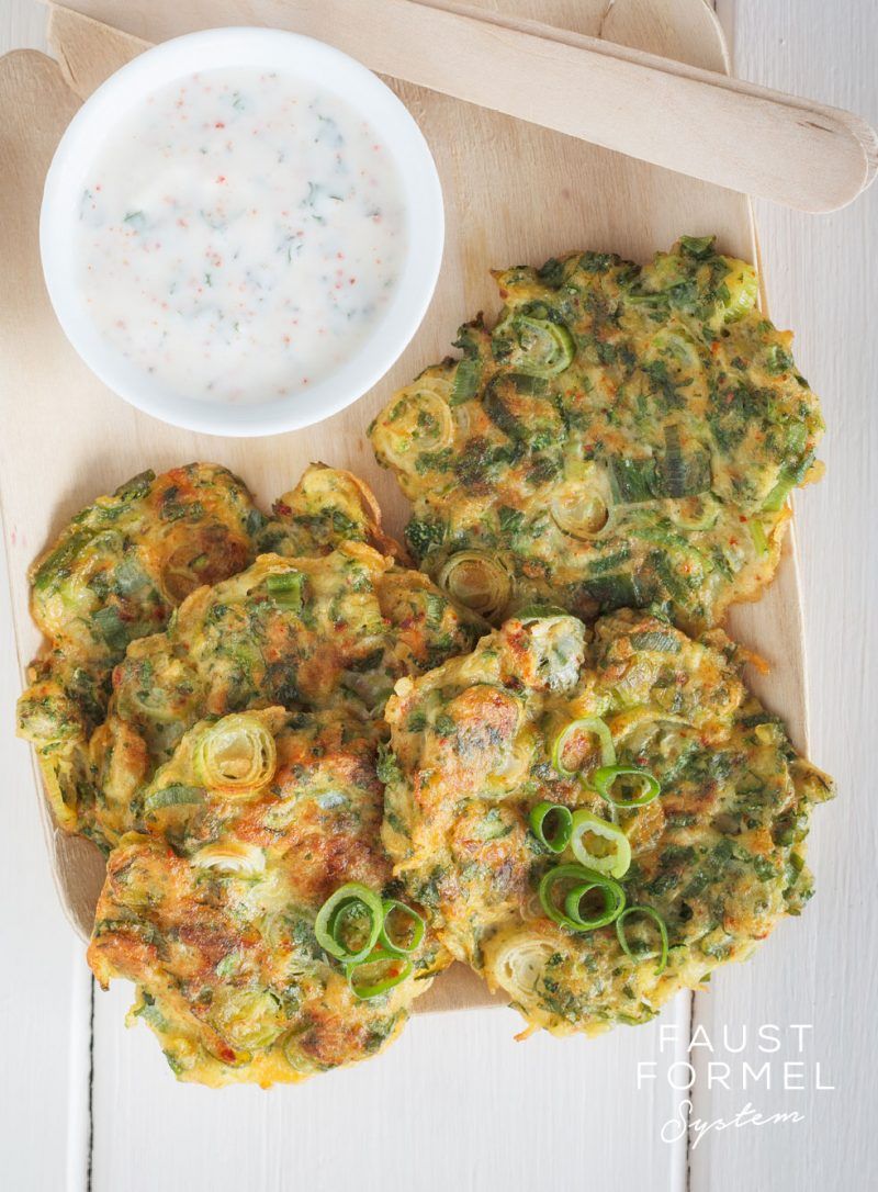 Karotten-Zucchini-Puffer mit Kräuterquark