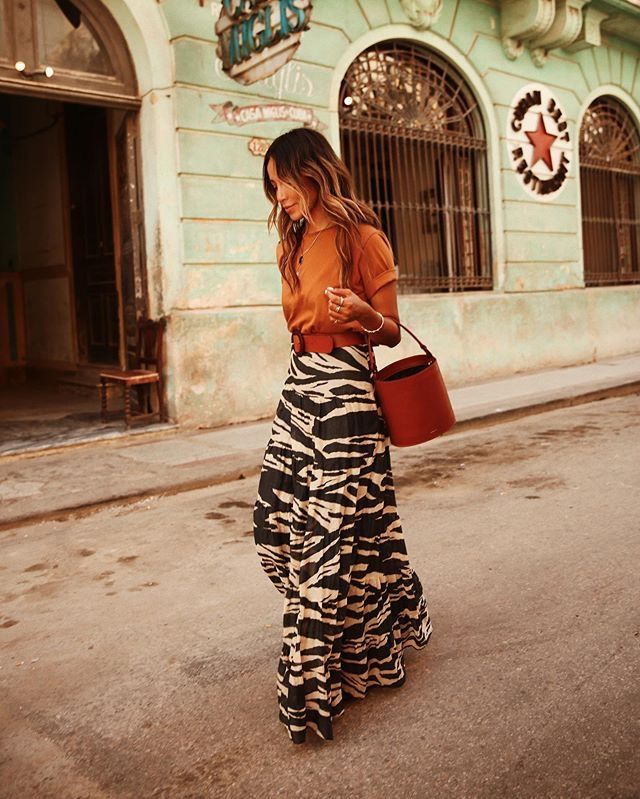 Love this black and white abstract print maxi skirt with simple ...
