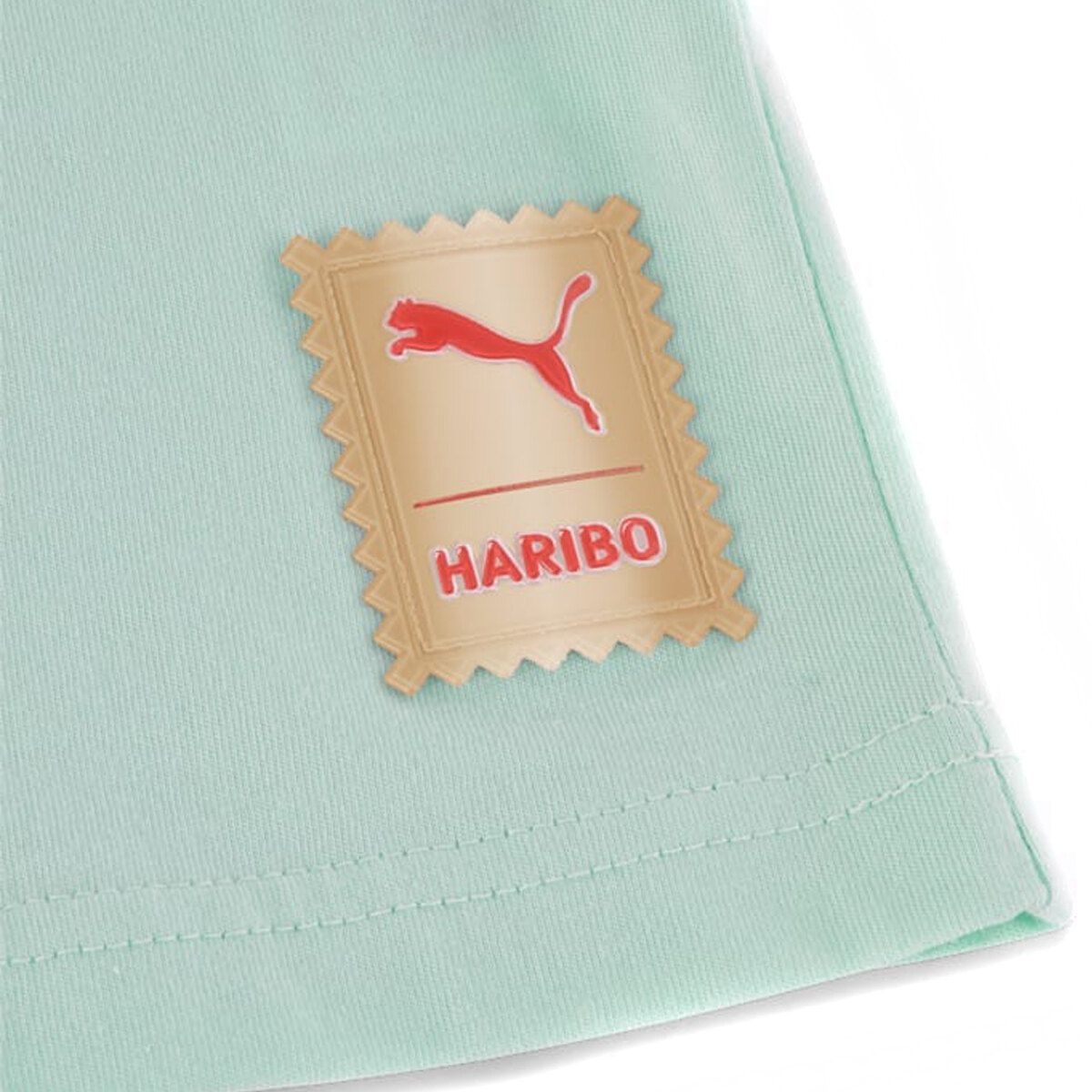 La colección haribo pone un toque dulce en el estilo diario de todos los amantes de los ositos de goma. esta remera de todo menos básica que se inspira en el envase original, con divertidos gráficos de ositos y llamativos detalles metalizados sobre modelos clásicos puma, añade un toque único a tu estilo urbano. gracias a sus líneas elegantes y una estética moderna e informal, serás el centro de todas las miradas. T Shirt Original, Haribo, Puma X, Streetwear, Silhouette, Motifs, Graphic, Comme, Products