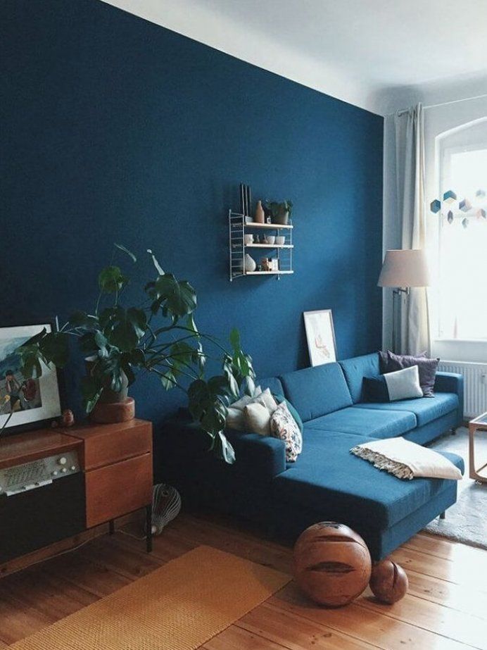 Wandfarbe Design Dunkle Wandfarbe Wohnzimmer streichen in Petrol #homedecorsalon #