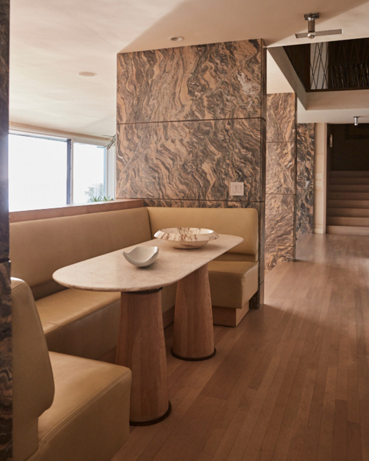 Kelly Wearstler Interiors: Residential Design • Malibu Residence Kitchen - Situated above Malibu Beach's incoming tide, the interior style of this high-end residential kitchen interior designed by Kelly Wearstler is inspired by vintage 70s California. This modern beach house kitchen features calcatta marble countertops while the Kelly Wearstler Camden Svelte Table is encompassed by a breakfast nook bench in an intimate breakfast nook that overlooks the sunken dining room. Beach Interior, Interior Exterior, Interior Inspo, Interior Design Kitchen, Interior Styling, Modern Beach House Kitchen, Beach House Kitchens, Kelly Wearstler Interiors, Breakfast Nook Bench