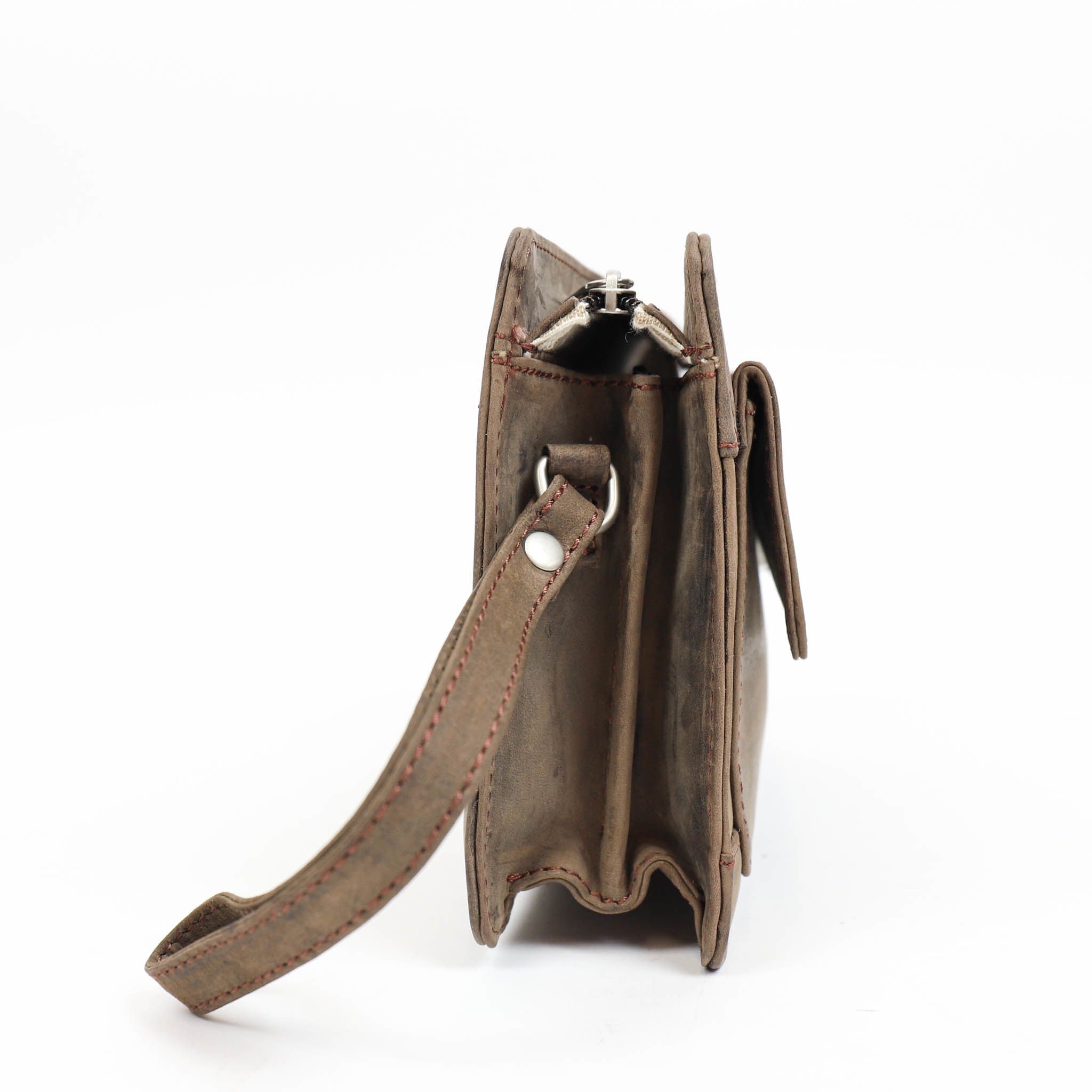 Polstas 'Jorrik' is gemaakt van stevig en stoer Dark Nature leer. Polstas 'Jorrik' is perfect om te gebruiken op reis, als grote etui, clutch en ga zo maar door! Bear Design, Bucket Bag, Om, Clutch, Bags, Products, Fashion, Handbags, Moda