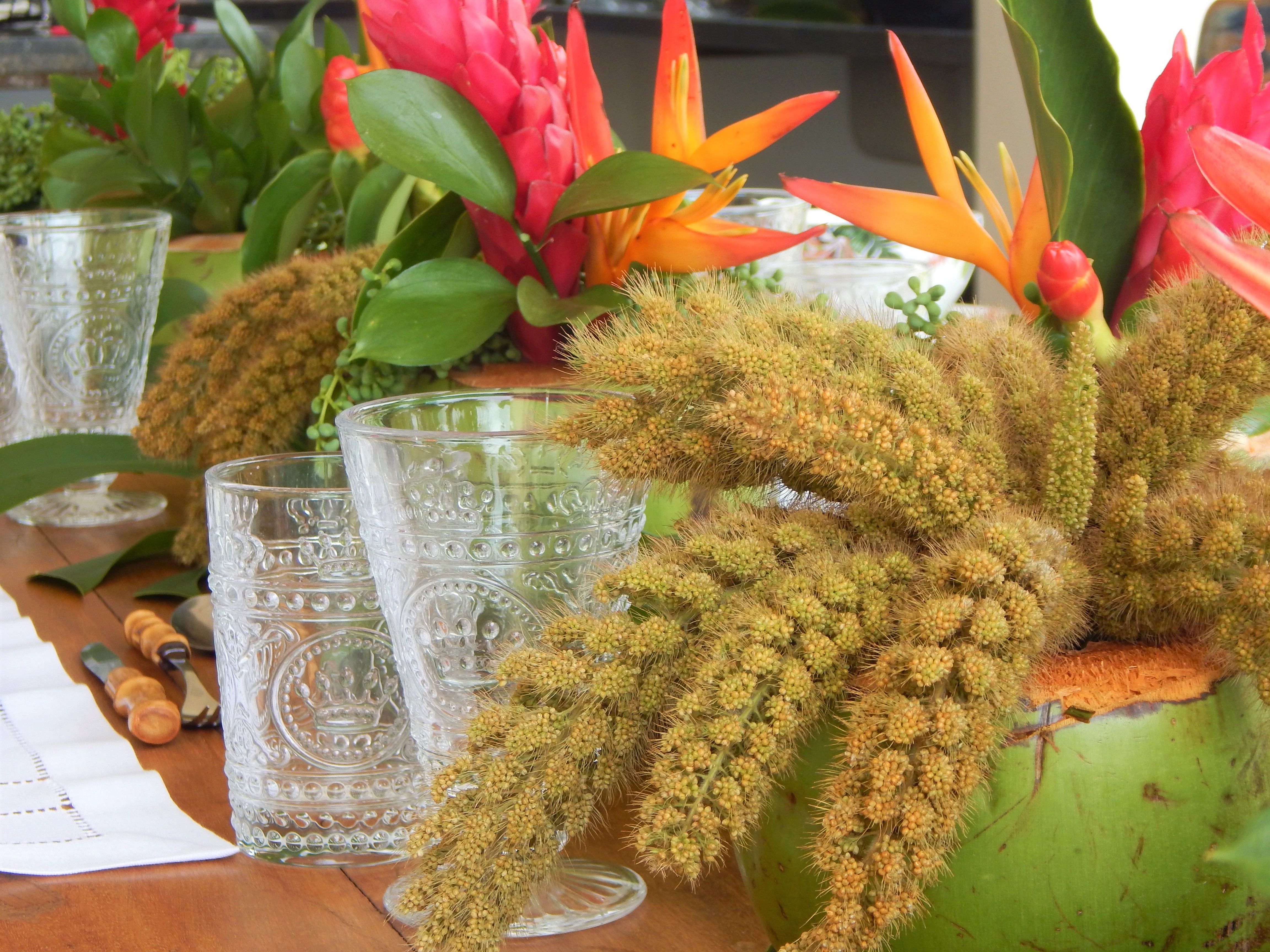 Os Arranjos Foram Dispostos Em Cocos E Feitos Com Flores Tropicais ~ Enfeite De Parede Para Quarto E Quarto Crescente Trancoso Os Arranjos Foram Dispostos Em Cocos E Feitos Com Flores Tropicais ~ Enfeite De Parede Para Quarto E Quarto Crescente Trancoso