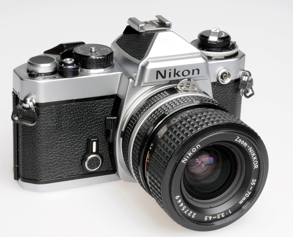 I STILL SHOOT FILM - 6 Best 35mm Film Cameras For Beginners Best 35mm Film Camera, Best Film Cameras, Instant Film Camera, Camera Nikon, Dslr, Antique Cameras, Old Cameras, Vintage Cameras, Vintage Film