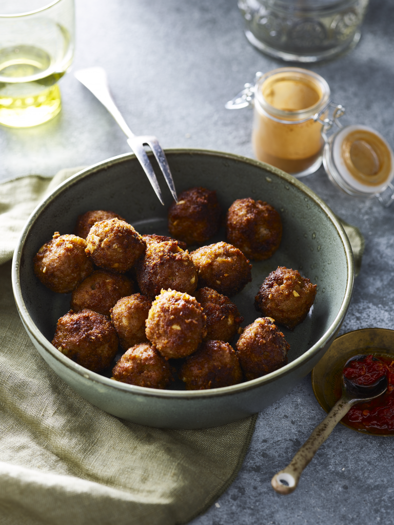 We kennen maar weinig mensen die niet van gehaktballetjes houden. We hadden natuurlijk al een ander recept voor gehaktballen, maar een tweede recept kan wat ons betreft zeker geen kwaad. Er zijn immers honderd verschillende manieren om gehaktballen te maken en deze variant vonden we wel erg lekker! Er gaat namelijk chilisaus door het gehakt en … Cooking Recipes, Healthy Recipes, Mince Meat, What To Cook, Weight Watchers Meals, Meatballs, Slow Cooker, Buffet, Paleo