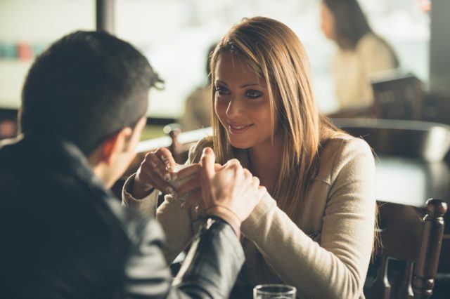 Mann flirtet am telefon