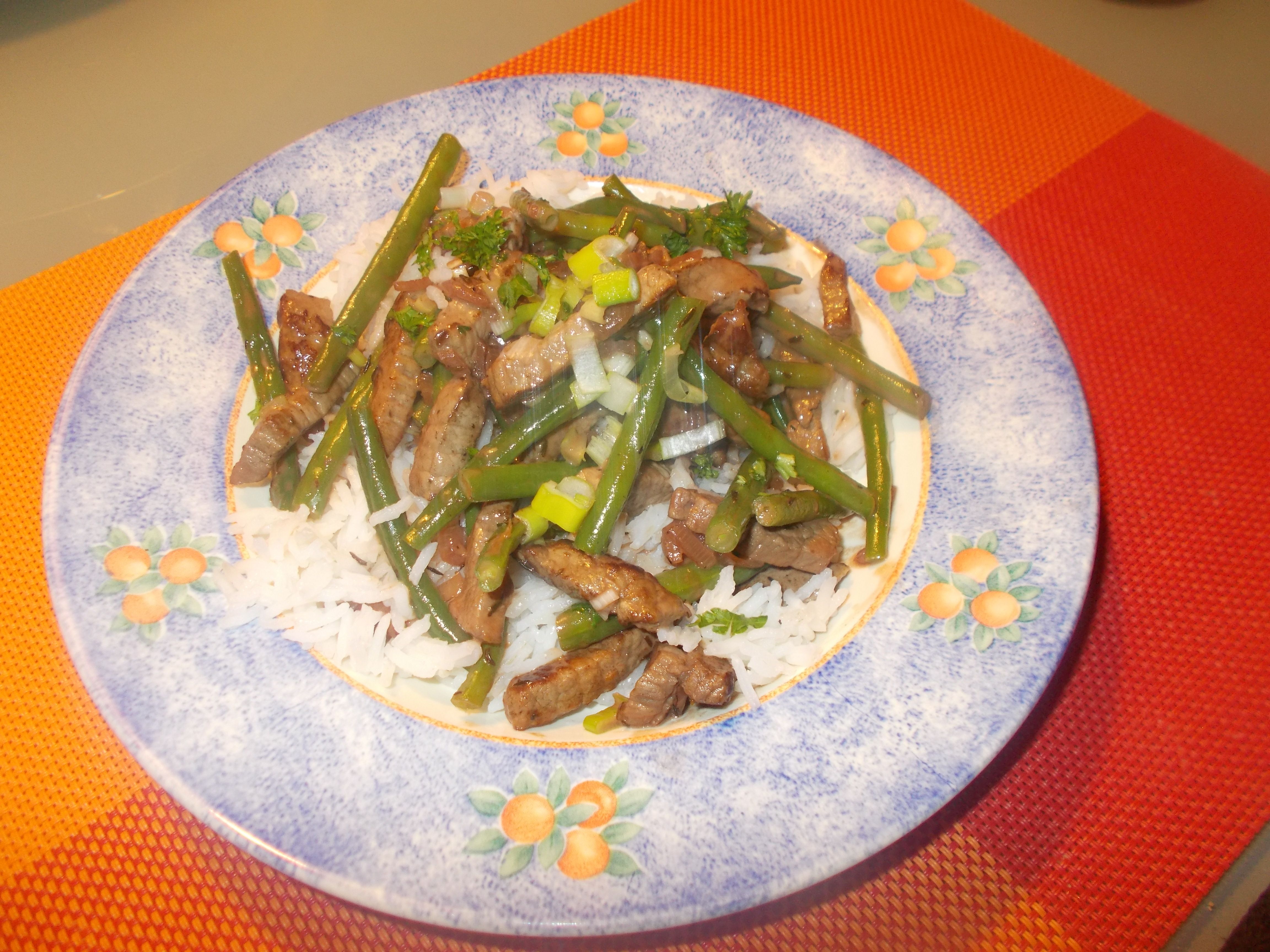 Heerlijke runderreepjes met sperziebonen in een romige rodeportsaus Asparagus, Broccoli, Vegetables, Food, Studs, Essen, Vegetable Recipes, Meals, Yemek