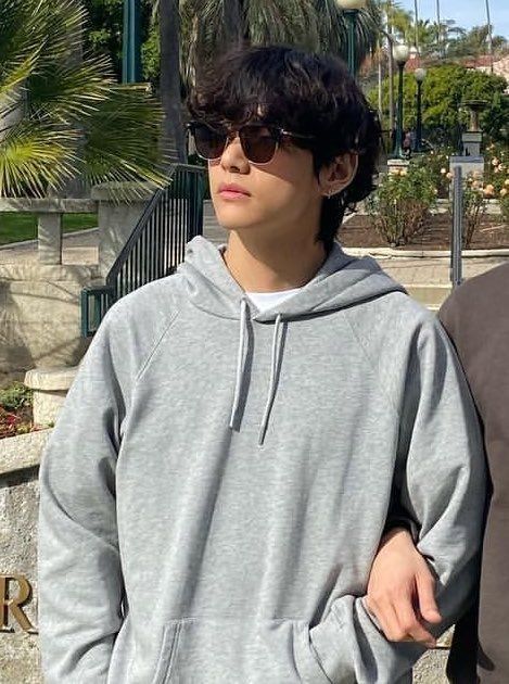 "Lo lucu banget sih ra gua jadi suka sama lo"-taehyung. "Kenapa gua … #fiksiremaja # Fiksi remaja # amreading # books # wattpad V Bts Wallpaper, Kim Taehyung Wallpaper, Foto Bts, Taekook, Ivana, V Bts Cute, V Instagram, Taehyung Photoshoot, V Taehyung