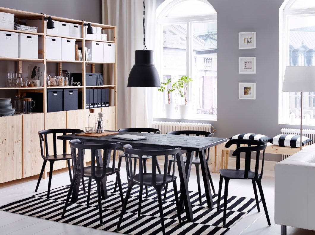 Stor spisestue med et sort spisebord og 6 stole kombineret med ...