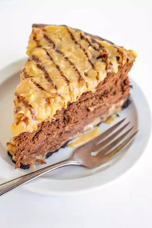 German Chocolate Cheesecake - Cookie Dough and Oven Mitt Easy No Bake Cheesecake, Best Cheesecake, Just Desserts, Cake Desserts, Delicious Desserts, German Chocolate Cheesecake, Yummy Things To Bake, Coconut Caramel, No Bake Bars