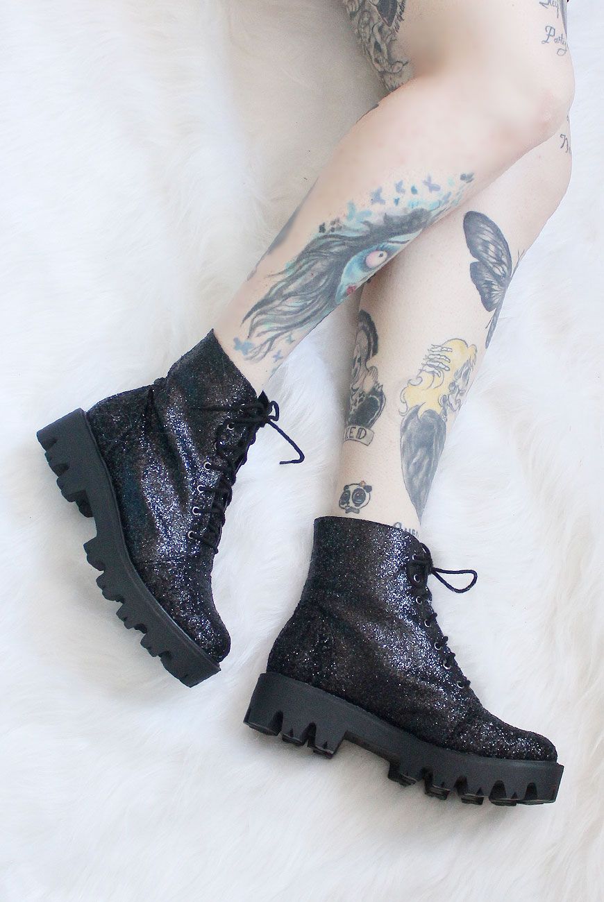 Coturno Vegano Tratorado Glitter Preto | Coturno, Glitter preto, Sapatos