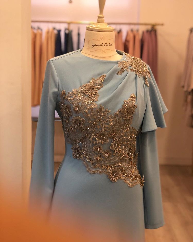 Yine Pudra Yine Bir Asillik Benim Bir Tabirim Var Akiyor Derim Elbiselere Bu Elbise Resmen Akiyor Model Pakaian Model Baju Wanita Pakaian Wanita
