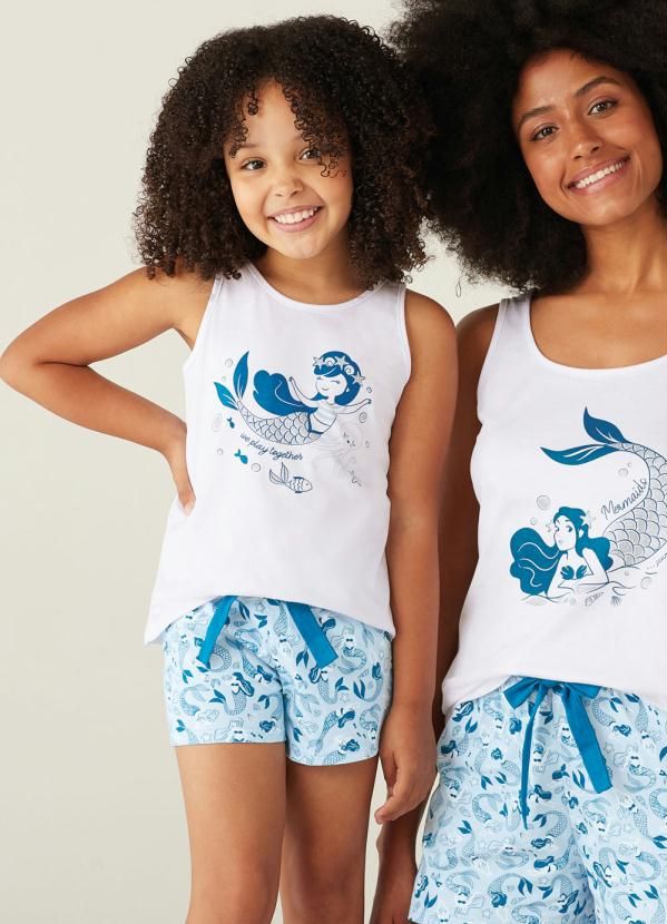Pijama confeccionado em meia malha. Estampa de sereias. Desenvolvido tamb�m na vers�o adulta, esse pijama � ideal para uma noite especial de festa do pijama com a sua pequena. Invista! Blusa: Decote: Redondo Al�as medianas Detalhe de glitter aplicado na estampa Shorts: Cintura: M�dia C�s: Aplicado com el�stico embutido Glitter, Shorts, T Shirt, Women's Top, Products, Fashion, Sleepover, Mermaids, Built Ins