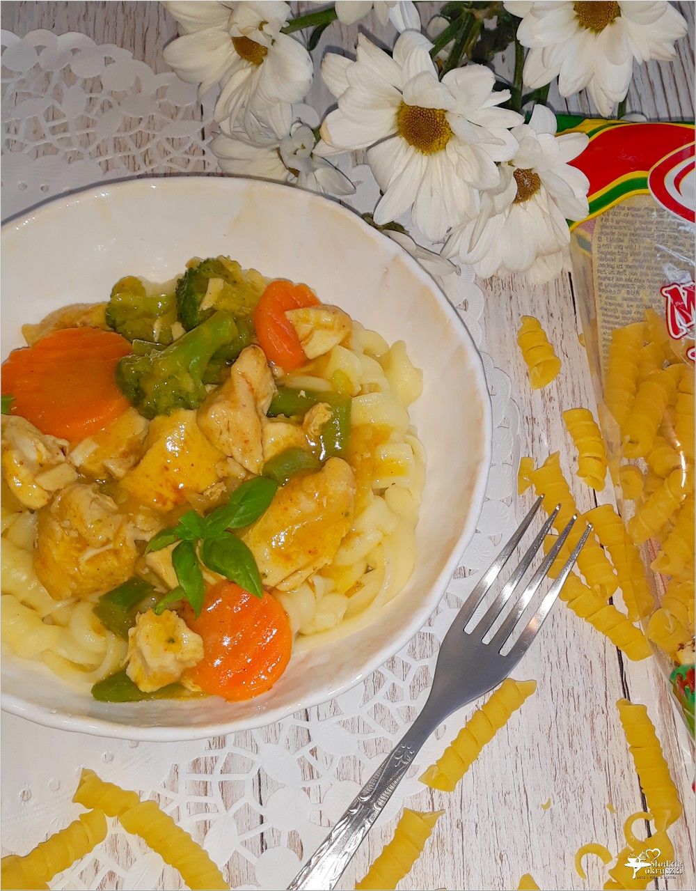 Makaron z mięsno-warzywnym sosem Thai Red Curry, Dinner, Ethnic Recipes, Food, Dining, Food Dinners, Essen, Meals, Yemek