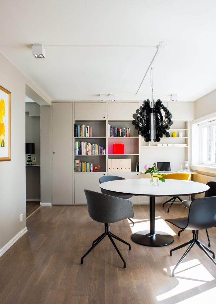 Stue med hjemmekontor: bord og stoler er fra hay,taklampene er fra ... Design bord
