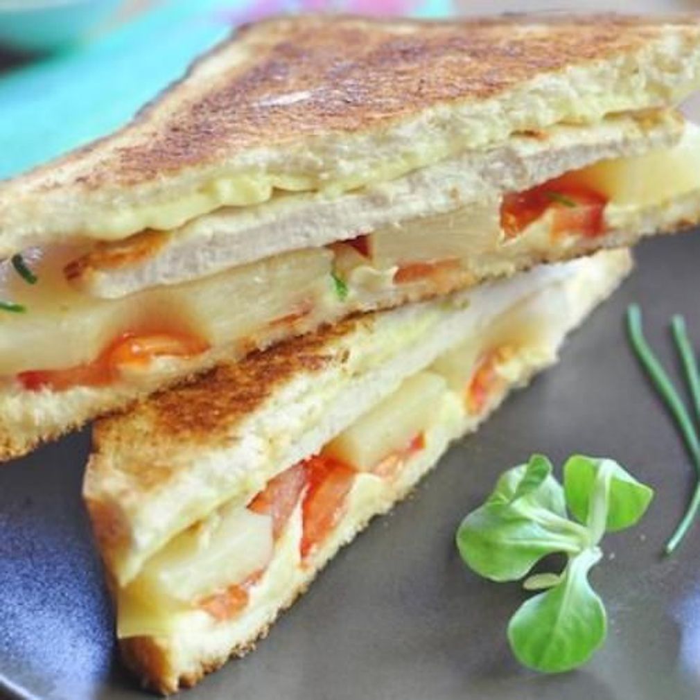 20 recettes originales de croque-monsieur #croquemonsieur Croque-monsieur hawaïen poulet tomate et ananas - Croque-monsieur : 20 recettes qui revisitent le célèbre sandwich chaud #croquemonsieur