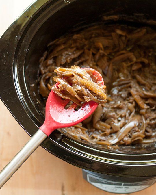how to make caramelized onions in the slow cooker Crock Pot Slow Cooker, Crock Pot Cooking, Slow Cooker Recipes, Crockpot Recipes, Crockpot Dishes, Vegan Crockpot, Garlic Recipes, Instapot Recipes, Cooking Lessons