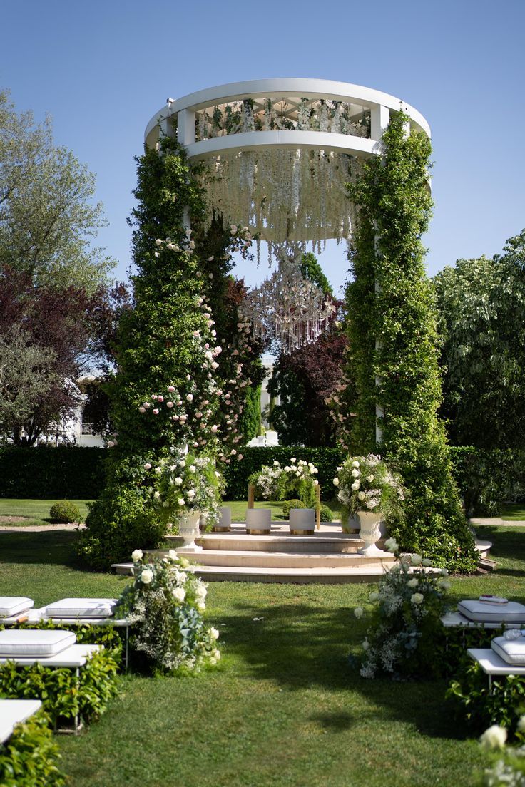 Una location romantica, l’ambientazione perfetta per i momenti più esclusivi del tuo matrimonio. #sposimagazine #weddingday #wedding #locationmatrimonio #matrimonio Campania, Villa, Puglia, Golf Courses, Environment, Fork, Villas