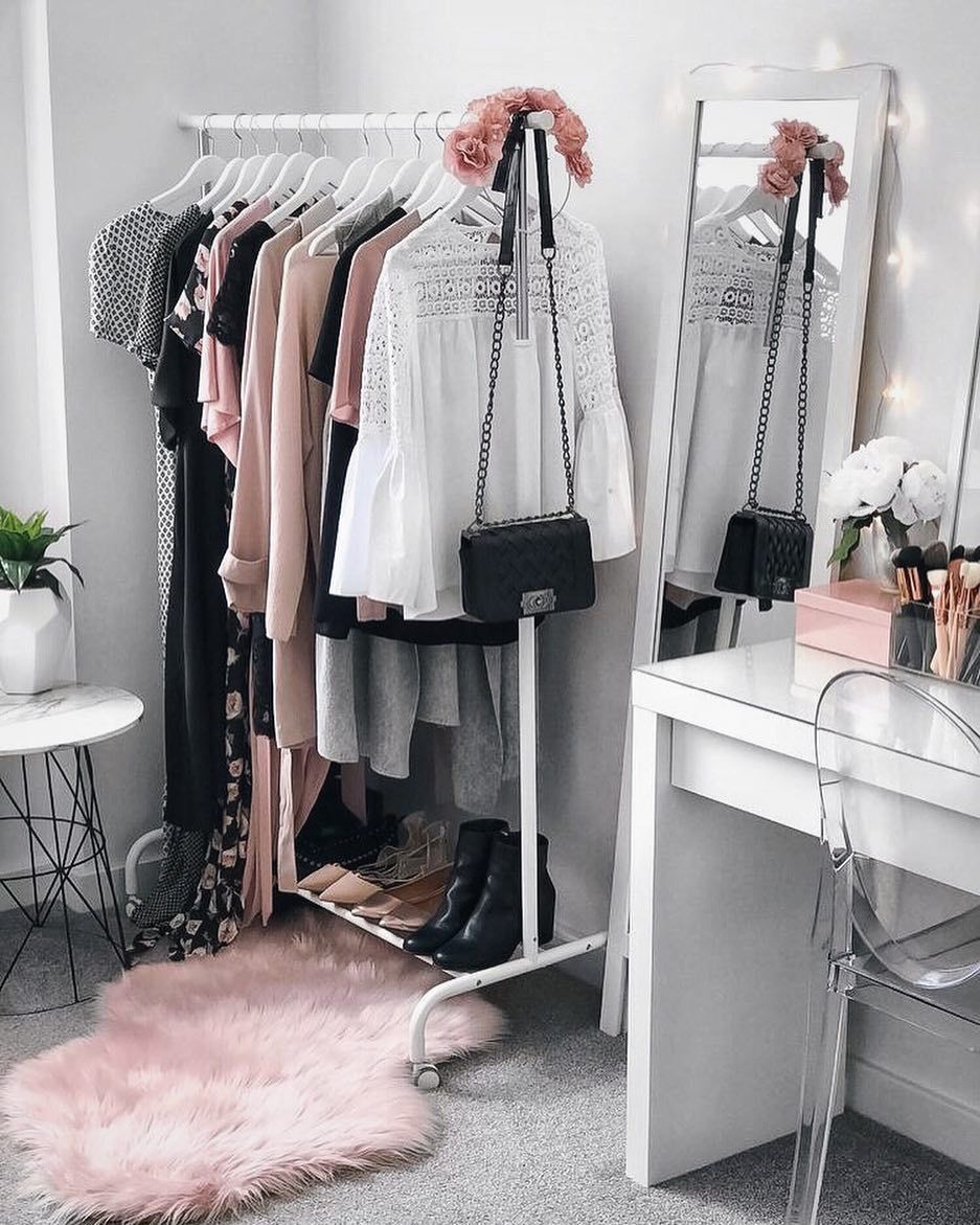 2,473 curtidas, 240 comentários - Andreea Birsan💐 (@andreeabirsan_) no Instagram: “Closet and room goals via @pinterest 💕 • • • • • #streetfashion #fashionigers #ootdshare #ootdwatch…” Bedroom Inspo, Bedroom Inspirations, Bedroom Decor, Bedroom Ideas, Bedroom Wardrobe, Bedroom Design, Mirror Bedroom, Wardrobe Closet, Wardrobe Rail