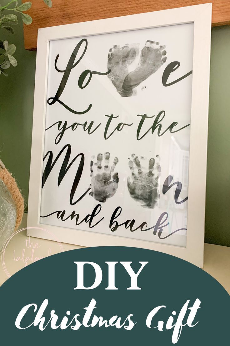 Use your baby's feet and hands to make this adorable love you to the moon and back keepsake. Makes the perfect homemade Christmas present for grandparents, aunts, uncles or just to hang on your wall! Check out my blog post to see how I did this with mess free ink pads and my 10 month old daughter. I have some good tips to help you make this fun and beautiful! Christmas Presents For Grandparents, Baby Xmas Gifts, Baby Christmas Crafts, Diy Christmas Presents, Diy Mothers Day Gifts, Christmas Gift For Dad, Handmade Christmas Gifts, Aunt Gifts, Homemade Grandma Gifts