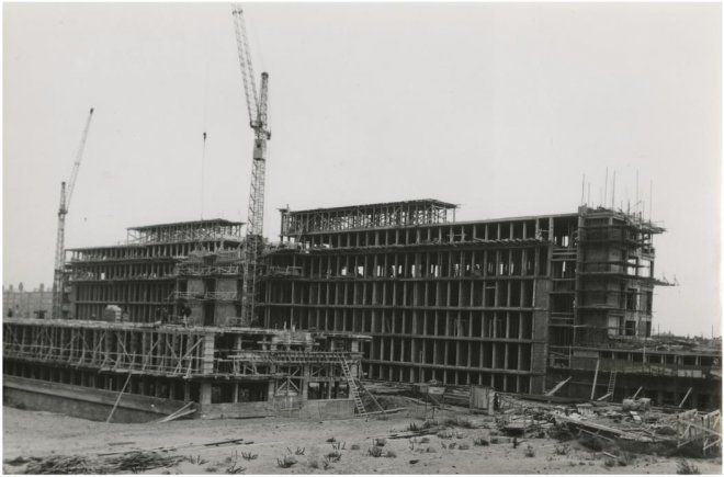 1957, het nieuwe rode kruis ziekenhuis in aanbouw. d7dc4b83-b092