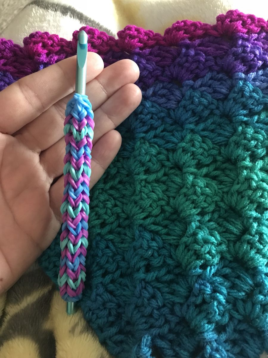 These crochet hook grips are so fun to make! I love the soft grip on my hook. It’s so much more comfortable than crocheting without a grip. I’ve had several people ask how I put the gri… Diy Crochet Hook Handle, Crochet Hook Covers, Crochet Hook Grip, Crochet Hook Organizer, Crochet Hook Handles, Loom Crochet, Crochet Tools, Loom Knitting, Crochet Crafts