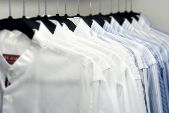 Ordenar el armario es una de esas tareas que posponemos sin parar, hasta que un día el caos termina por superarnos. No dejes que llegue ese momento, y... | 13-Aprende-a-colgar-correctamente-las-camisas Konmari, Walk In Closet, Home Organization, Bed Pillows, Pillow Cases, Ideas Originales, Home Decor, Aesthetics, Blog