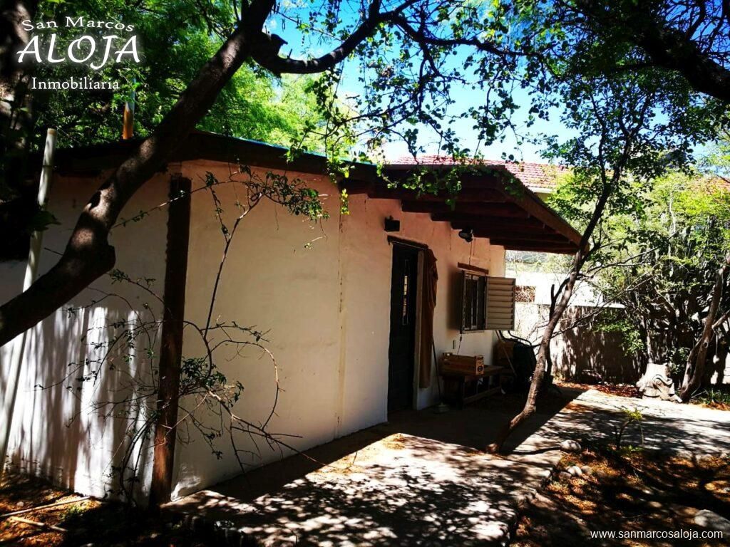 Inmobiliaria Aloja Vende Terreno De 660 M Con 3 Cabañas Y Galpón En La Costanera Del Río De San Marcos Sierras Aloja Inmob Cabañas Galpones Casas En Venta