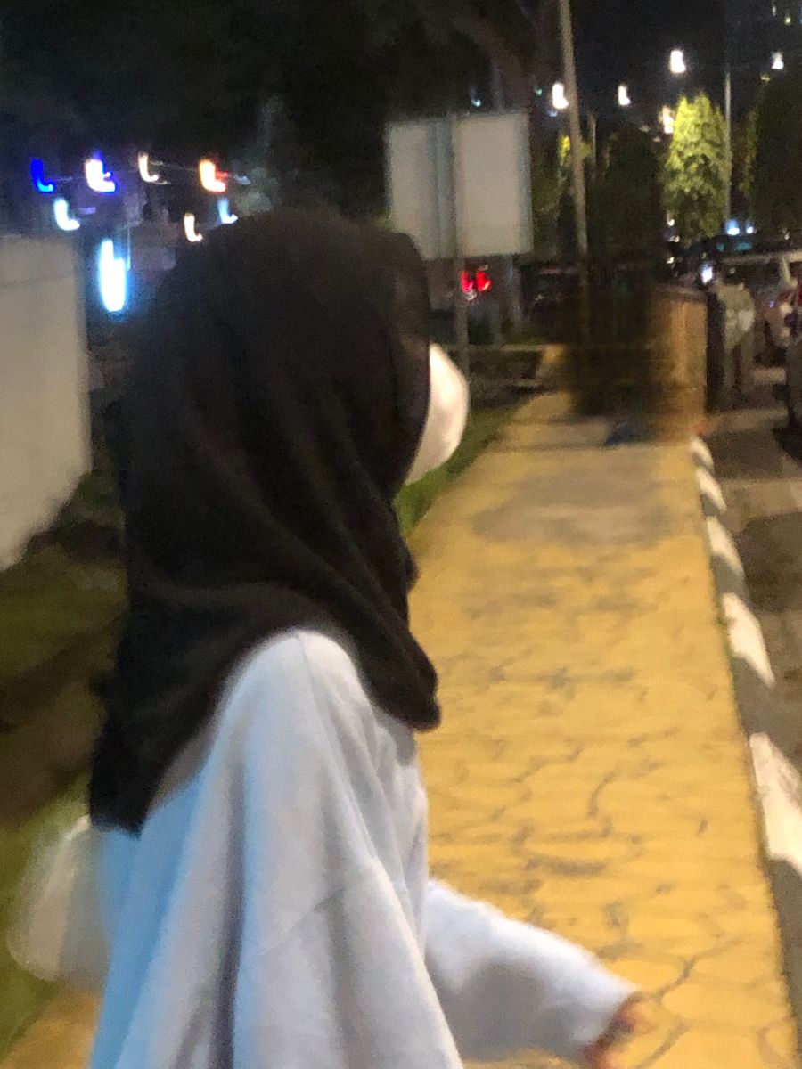 ideas foto cewek hijab aesthetic, ootd poses, hijab aesthetic ideas foto cewek hijab aesthetic, ootd poses, hijab aesthetic